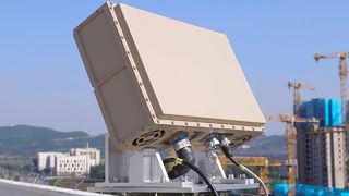 Radar de vigilância para detectar alvos em movimento